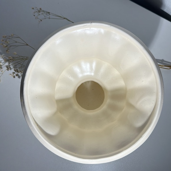 ⭐️⭐️SOLD⭐️⭐️ Vintage Haeger Ivory Pottery Planter - Signed on Bottom - Picture 3 of 8